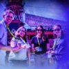 Diese Bild zeigt eine Gruppe lächelnder und amüsierter Leute auf dem Find-the-Code. Sie tragen alle einen Lanyard / Schlüsselband mit einer Karte mit ihrem Rollenbeschrieb.