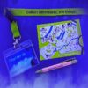 Diese Bild zeigt ein den Inhalt des Team-Kit. Auf blauem Rauchhintergrund sieht man einen Kugelschreiber mit der Aufschrift "Collect adventures, not things", eine Postkarte, einen Lanyard / Schlüsselband mit derselben Aufschrift wie der Kugelschreiber. Am Lanyard hängt eine transparente Hülle, in der eine Karte mit dem Rollenbeschrieb steckt.