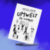 Diese Bild zeigt das Cover des Rätselkrimis: Umwelt im Wandel. Es geht um das Thema Umwelt. Auf dem Titelbild sind verschiedene gezeichnete Menschen zu sehen, die an einer Klima Demonstration teilnehmen. Sie halten Schilder hoch mit "Stopp CO2" oder "no Planet B". Eine Frau hält ein Megafon.