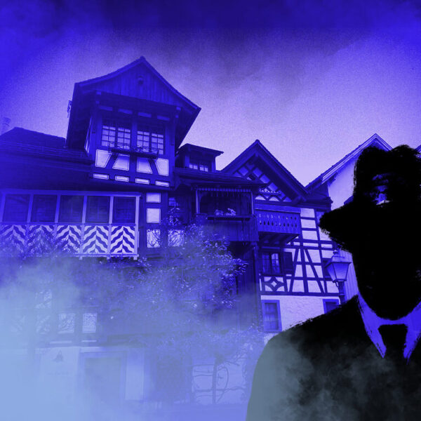 Dies ist das Titelbild des Find-the-Code Arbon Standard Spiel - Zeitmaschine. Dieses Bild zeigt den verrückten Kriminellen von Find-the-Code, dem Outdoor Escape Game, als Schatten vor der Altstadt in Arbon. Im Hintergrund ist der Fischmarkt zu sehen.