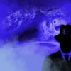 Dies ist das Titelbild des Find-the-Code Arbon Standard Spiel - Aufstieg zum Google-Thron. Dieses Bild zeigt den verrückten Kriminellen von Find-the-Code, dem Outdoor Escape Game, als Schatten vor einer Grotte in Arlesheim. Im Hintergrund ist der Eingang zu einer Grotte im Ermitage zu sehen.