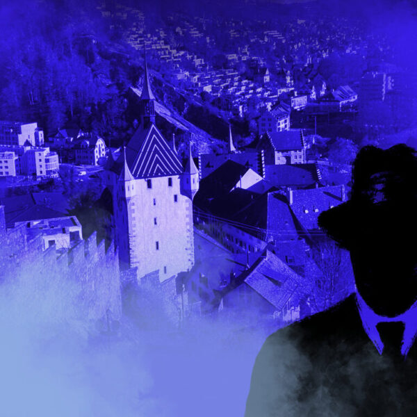 Dies ist das Titelbild des Find-the-Code Baden Standard Spiel - Thermalquellen in Gefahr. Dieses Bild zeigt den verrückten Kriminellen von Find-the-Code, dem Outdoor Escape Game, als Schatten vor der Altstadt in Baden. Im Hintergrund ist der Stadtturm zu sehen.