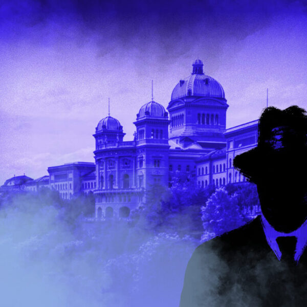 Dies ist das Titelbild des Find-the-Code Bern Standard Spiel - Gespenstische Ecken. Dieses Bild zeigt den verrückten Kriminellen von Find-the-Code, dem Outdoor Escape Game, als Schatten vor dem Bundeshaus in Bern. Im Hintergrund ist das Bundeshaus mit der Bundesterrasse zu sehen.