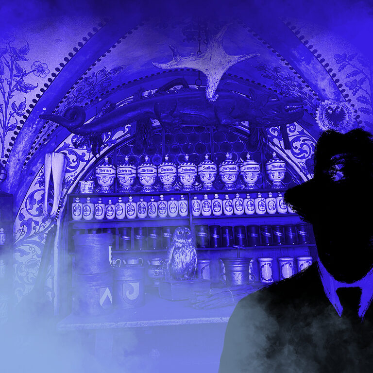 Dies ist das Titelbild des Find-the-Code Luzern Standard Spiel - Feuerspuckende Drachen. Dieses Bild zeigt den verrückten Kriminellen von Find-the-Code, dem Outdoor Escape Game, als Schatten vor der Altstadt in Luzern. Im Hintergrund ist alte suidtersche Apotheke mit Gefässen und einem Drachen zu sehen. Dies ist das Titelbild des Find-the-Code Luzern Standard Spiel - Feuerspuckende Drachen.