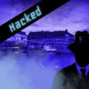 Dies ist das Titelbild des Find-the-Code Rapperswil-Jona Spiel - Hacked. Dieses Bild zeigt den verrückten Kriminellen von Find-the-Code, dem Outdoor Escape Game, als Schatten vor dem Hafen in Rapperswil-Jona. Im Hintergrund sind Schiffe und der See Quai mit dem Rapperswil Zürichsee Tourismus Center zu sehen.