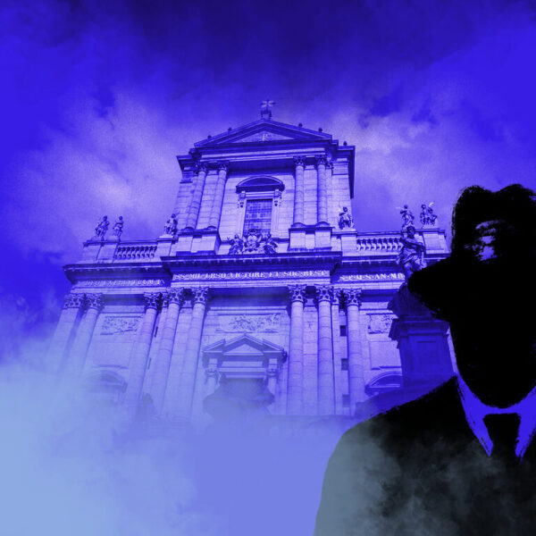 Dies ist das Titelbild des Find-the-Code Solothurn Standard Spiel - Verlorene Geschichte. Dieses Bild zeigt den verrückten Kriminellen von Find-the-Code, dem Outdoor Escape Game, als Schatten vor der Altstadt in Solothurn. Im Hintergrund ist die St. Ursen Kathedrale zu sehen.