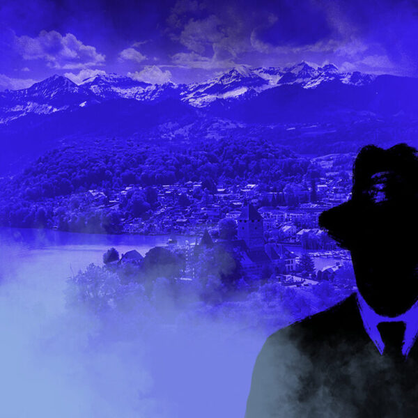 Dies ist das Titelbild des Find-the-Code Spiez Standard Spiel - Piranha Mutation in der schönsten Bucht Europas. Dieses Bild zeigt den verrückten Kriminellen von Find-the-Code, dem Outdoor Escape Game, als Schatten vor der Bucht in Spiez. Im Hintergrund ist das Schloss Spiez und der Thunersee mit der Bucht zu sehen sowie die Berner Alpen.