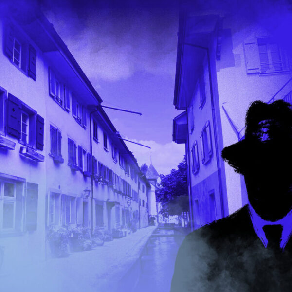 Dies ist das Titelbild des Find-the-Code Sursee Standard Spiel - Racheengel. Dieses Bild zeigt den verrückten Kriminellen von Find-the-Code, dem Outdoor Escape Game, als Schatten vor der Altstadt in Sursee. Im Hintergrund ist eine Gasse mit einem Kanal zu sehen.