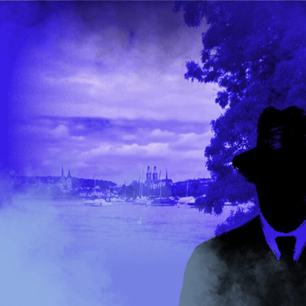 Dies ist das Titelbild des Find-the-Code Zürich Seeufer Standard Spiel - Quallenalarm am Zürichsee. Dieses Bild zeigt den verrückten Kriminellen von Find-the-Code, dem Outdoor Escape Game, als Schatten vor der Altstadt in Zürich. Im Hintergrund ist das Grossmünster, die Kirche Fraumünster sowie der Turm des St. Peter und der See mit Booten zu sehen.