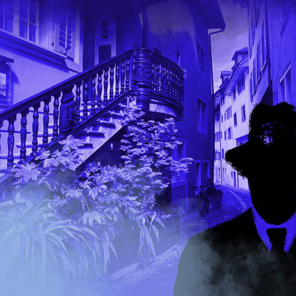 Dies ist das Titelbild des Find-the-Code Zug Standard Spiel - Traditionen vs. Künstliche Intelligenz. Dieses Bild zeigt den verrückten Kriminellen von Find-the-Code, dem Outdoor Escape Game, als Schatten vor der Altstadt in Zug. Im Hintergrund ist eine mittelalterliche Gasse mit der prächtigen Treppe des Restaurant Aklin zu sehen.