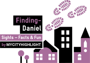 Dieses Bild zeigt das Logo von Finding Daniel, der Schnitzeljagd mit dem Stadtführer Daniel. Dies ist ein Produkt der MyCityHighlight. Auf dem Logo hat es 3 Häuser und Fussspuren in einem Location Pin. Das Logo ist in den Farben Aubergine, Weiss und Schwarz.