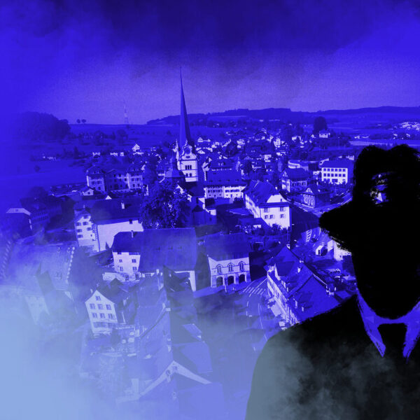 Dies ist das Titelbild des Find-the-Code Beromünster Standard Spiel - Die Ritter des Graf Bero. Dieses Bild zeigt den verrückten Kriminellen von Find-the-Code, dem Outdoor Escape Game, als Schatten vor dem Fläcke in Beromünster. Im Hintergrund ist der historische Fläcke und die Stiftskirche zu sehen.