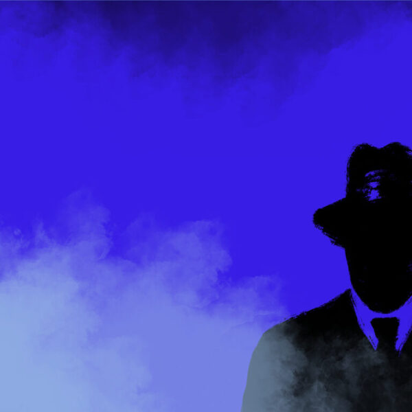 Dies ist das Titelbild der Find-the-Code Standard Spiele. Dieses Bild zeigt den verrückten Kriminellen von Find-the-Code, dem Outdoor Escape Game, als Schatten vor einem blauen Hintergrund mit Rauch.