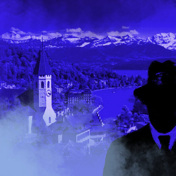 Dies ist das Titelbild des Find-the-Code Thun Standard Spiel - Der Torpedo-Bohrer. Dieses Bild zeigt den verrückten Kriminellen von Find-the-Code, dem Outdoor Escape Game, als Schatten vor dem Thunersee. Im Hintergrund ist der Schlossberg mit der Stadtkirche zu sehen.