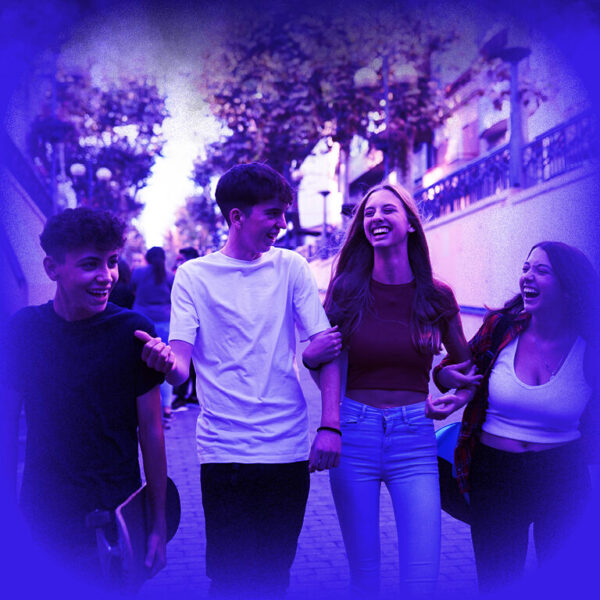 Diese Bild zeigt eine Gruppe / Teenager lachend und amüsiert, die draussen sind und auf einer Strasse laufen. Find-the-Code das Outdoor Escape Game