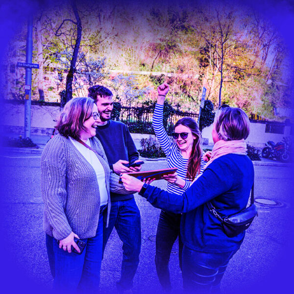 Diese Bild zeigt eine Gruppeauf dem Find-the-Code, die ein Rätsel mit ihrem Smartphone lösen.