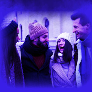 Das Bild zeigt eine Gruppe junger Leute, welche in Winterkleidung auf ein Handy schauen.