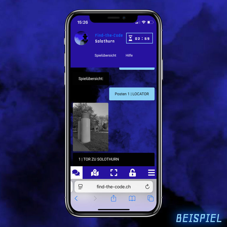 find-the-code-chat-blick-ins-spiel-standard Auf dem Bild sieht man einen Handybildschirm auf einem blauen rauchigen Hintergrund. Auf dem Handy sieht man den Chat mit dem Kriminellen des Spiels Find-the-Code.