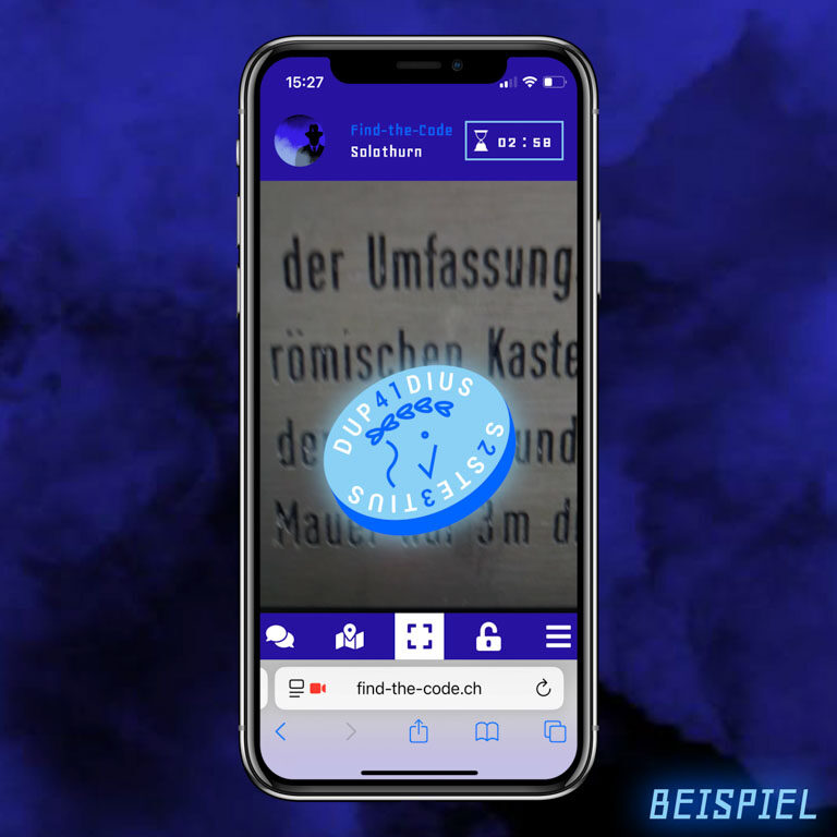 find-the-code-chat-blick-ins-spiel-ar-rätsel Auf dem Bild sieht man einen Handybildschirm auf einem blauen rauchigen Hintergrund. Auf dem Handy sieht man den Scanner des Spiels Find-the-Code, wo beim Scannen eines Schildes eine Münze mit Buchstaben und Zahlen erscheint.