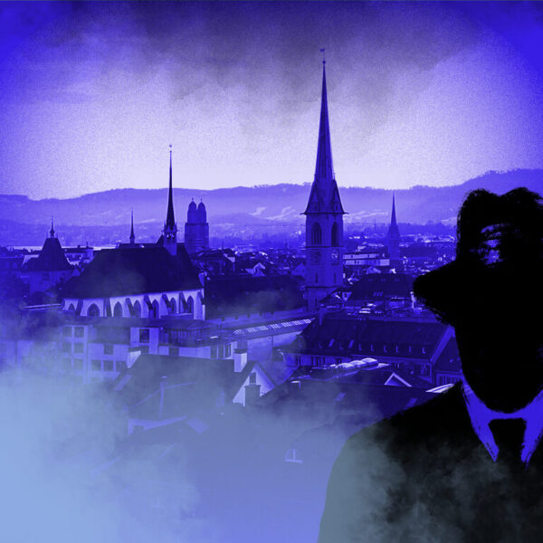 Dies ist das Titelbild des Find-the-Code Zürich Stadt Standard Spiel - Erdbeben. Dieses Bild zeigt den verrückten Kriminellen von Find-the-Code, dem Outdoor Escape Game, als Schatten vor der Altstadt in Zürich. Im Hintergrund ist das das Grossmünster, die Kirche Frau Münster, die Altstadt mit der Zentralbibliothek und die Predigerkirche zu sehen. Weiter hinten sieht man ein kleines Stück des Sees.